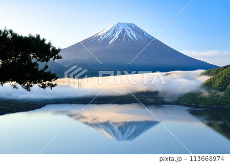 本栖湖の逆さ富士　山梨県 113668974