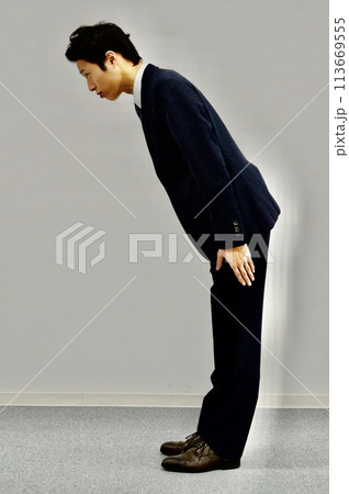 お辞儀をする若い男性 お辞儀をする若い男性 113669555