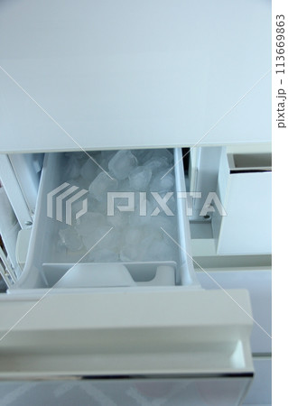 冷蔵庫の製氷機の氷 冷蔵庫の製氷機の氷 113669863