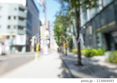 初夏のビジネス街の背景ぼかし 初夏のビジネス街の背景ぼかし 113669893