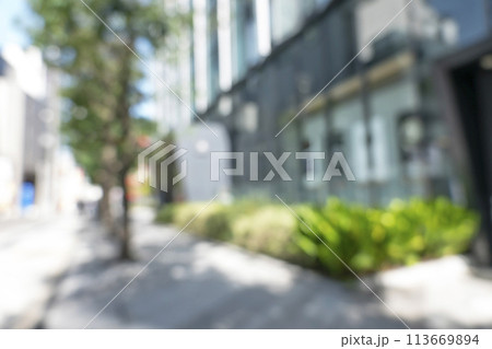 初夏のビジネス街の背景ぼかし 初夏のビジネス街の背景ぼかし 113669894