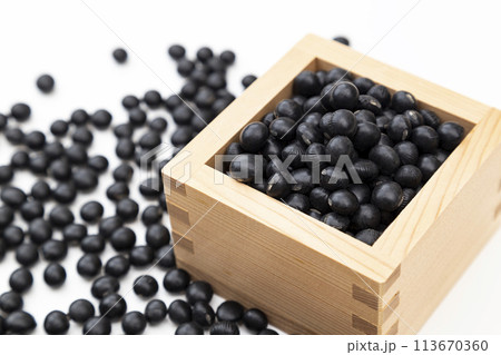 白背景に黒大豆 113670360