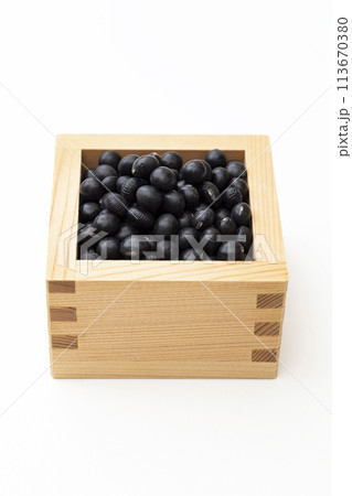 白背景に黒大豆 白背景に黒大豆 113670380