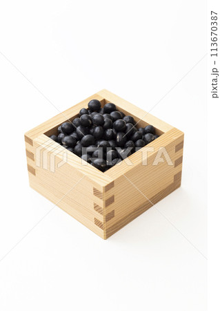 白背景に黒大豆 113670387