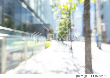 初夏のビジネス街の背景ぼかし 初夏のビジネス街の背景ぼかし 113670449
