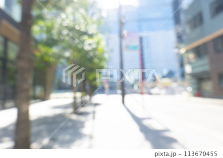 初夏のビジネス街の背景ぼかし 初夏のビジネス街の背景ぼかし 113670455