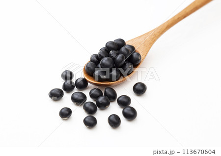 白背景に黒大豆 白背景に黒大豆 113670604