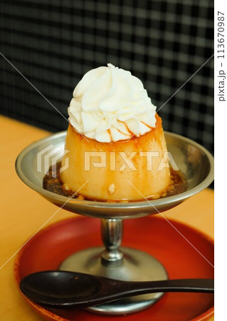 生クリームが乗ったプリン 生クリームが乗ったプリン 113670987