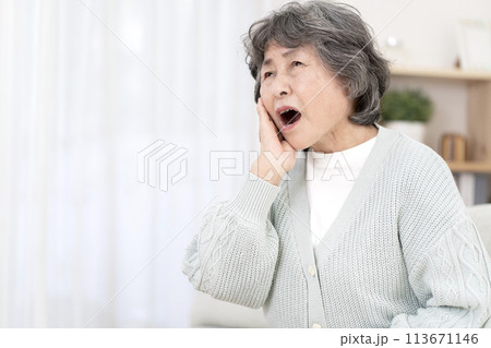 歯が痛いシニア女性 歯が痛いシニア女性 113671146