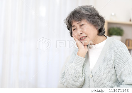 歯が痛いシニア女性 歯が痛いシニア女性 113671148