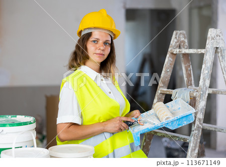 Portrait of woman painter in apartment Portrait of woman painter in apartment 113671149