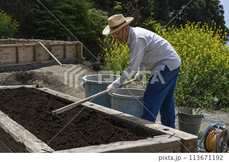 晴れた日に楽しそうに土を耕す男性 晴れた日に楽しそうに土を耕す男性 113671192