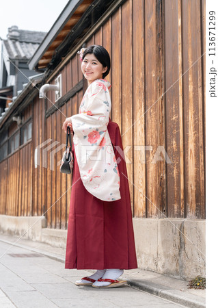 袴を着て街歩きをする若い女性 113671299