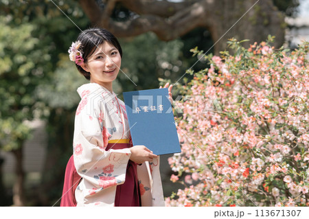 袴姿で卒業の日を迎えた若い女性 113671307