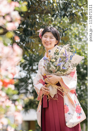 袴姿で卒業の日を迎えた若い女性 袴姿で卒業の日を迎えた若い女性 113671311
