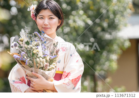 袴姿で卒業の日を迎えた若い女性 113671312
