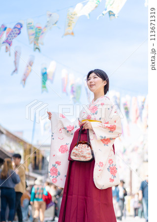 大正ロマン通りを袴姿で歩く若い女性 大正ロマン通りを袴姿で歩く若い女性 113671319