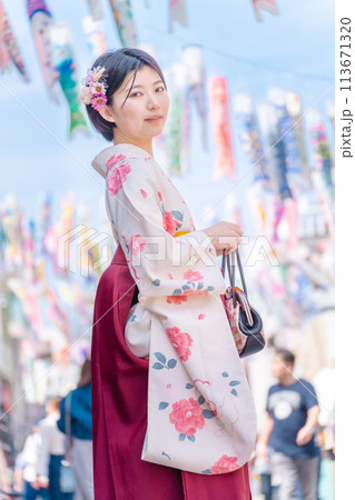 大正ロマン通りを袴姿で歩く若い女性 大正ロマン通りを袴姿で歩く若い女性 113671320