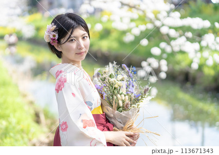 花束を持った袴姿の女子大生 113671343