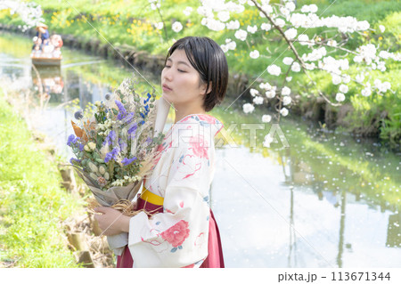 花束を持った袴姿の女子大生 113671344