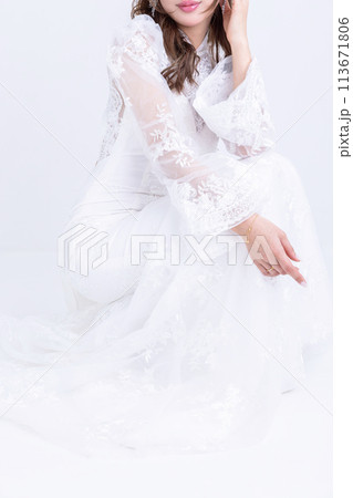 白いタイトなドレスを着た女性 dress 白いタイトなドレスを着た女性 dress 113671806