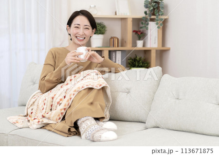 リビングでくつろぐ女性　温活　冷え性 113671875