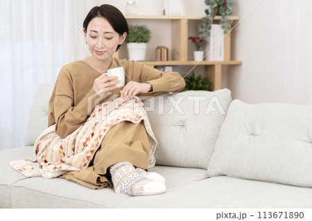 リビングでくつろぐ女性 温活 冷え性 リビングでくつろぐ女性 温活 冷え性 113671890