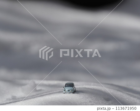 ミニカーのある風景　雪の上を走るスバル360 113671950