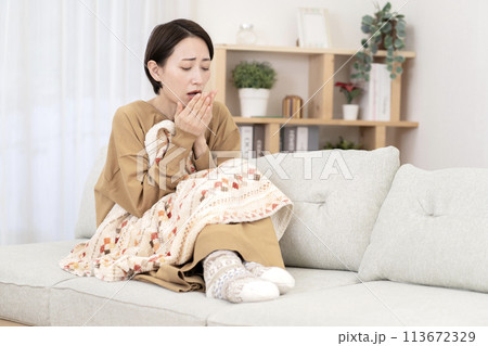 冷え性の女性 冷え性の女性 113672329
