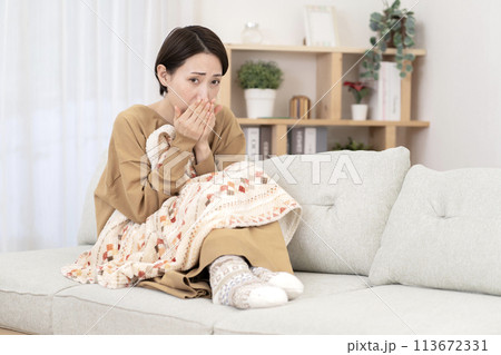 冷え性の女性 113672331