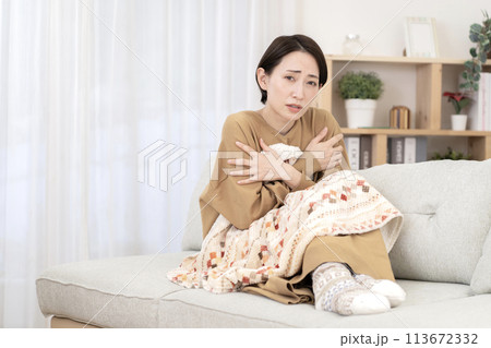 冷え性の女性 113672332