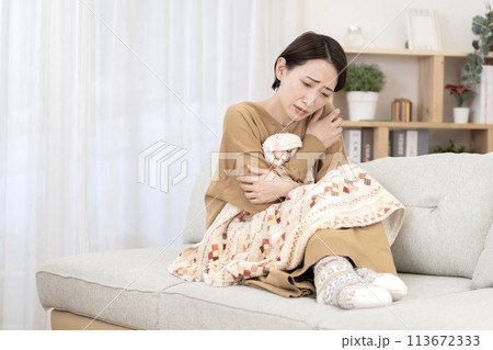 冷え性の女性 113672333