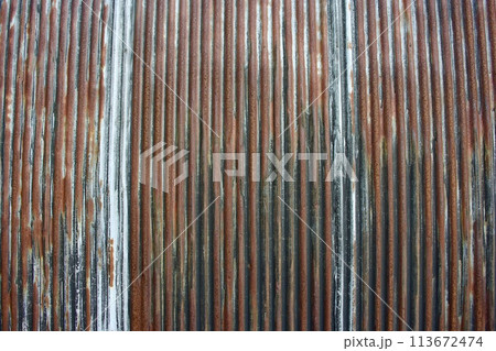 錆びたトタン壁の風景 錆びたトタン壁の風景 113672474