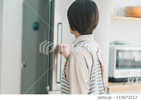 a forty-something woman 113672517