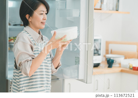 a forty-something woman 113672521