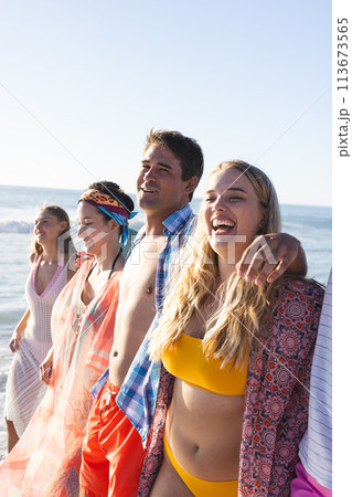 Diverse group of friends enjoy a sunny beach dayの写真素材 [113673565] - PIXTA