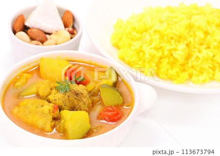 ネパール風スープカレー　ズッキーニ　チキン　ジャガイモ　黄色いライス　明るい背景 113673794