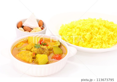 ネパール風スープカレー　ズッキーニ　チキン　ジャガイモ　黄色いライス　明るい背景 113673795