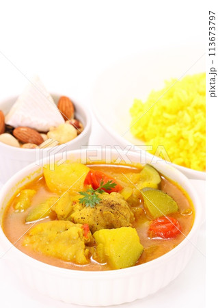 ネパール風スープカレー　ズッキーニ　チキン　ジャガイモ　黄色いライス　明るい背景 113673797