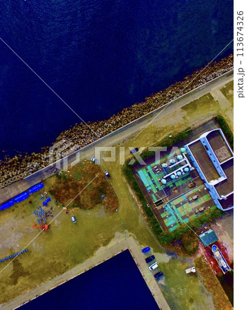 防波堤と青い海〜ドローンで空撮（平潟港／茨城県北茨城市） 113674326