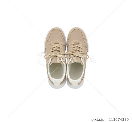 茶色いウォーキングシューズ 113674350