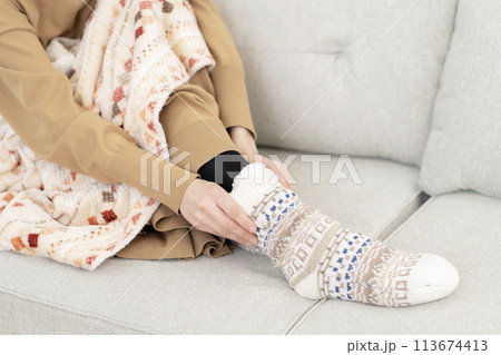 ルームソックスを履く女性　冷え性　ボディパーツ　パーツカット　顔なし 113674413