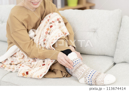 ルームソックスを履く女性　冷え性　ボディパーツ　パーツカット　顔なし 113674414