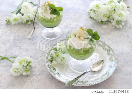 初夏の抹茶グラススイーツ 113674438