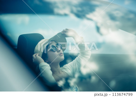 オープンカーの窓から海を眺める女性 113674799