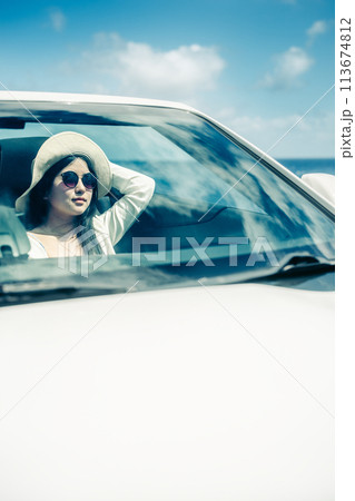 オープンカーの窓から海を眺める女性 113674812