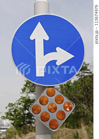 toilet sign on the road toilet sign on the road 113674976