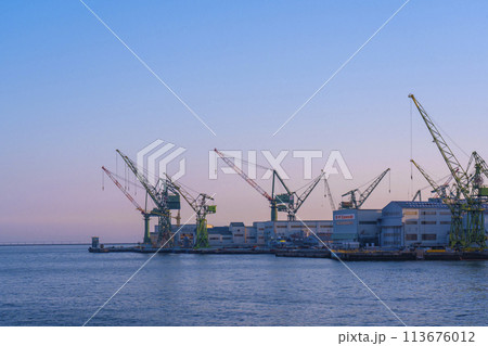 神戸港 夕暮れ時の川崎造船 (川崎重工業) 113676012