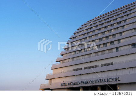 青空に映える神戸メリケンパークオリエンタルホテル 113676015