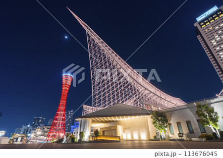 メリケンパーク　神戸ポートタワーと神戸海洋博物館の夜景 113676045